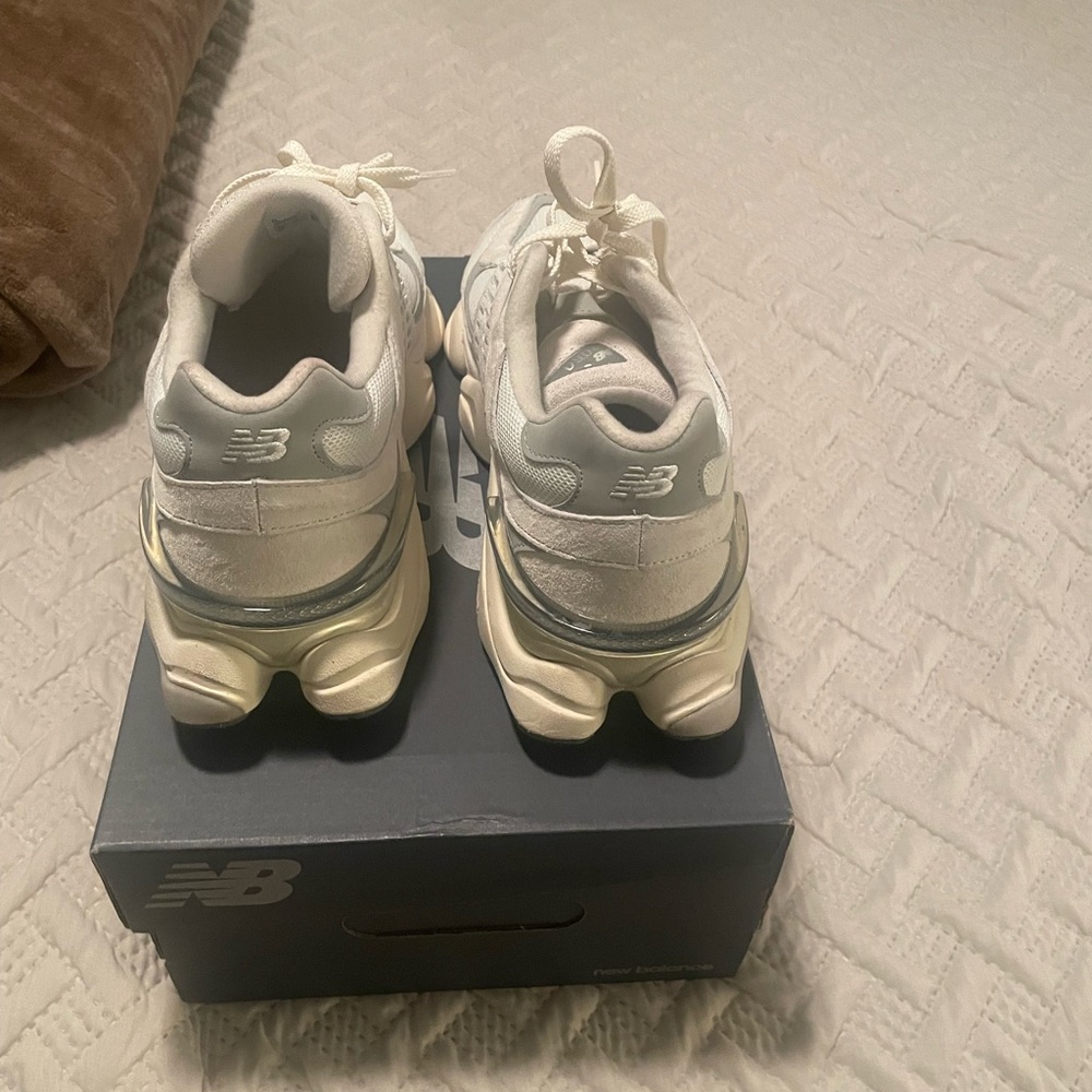 Like new 9060 New Balance gorgeous white and gray